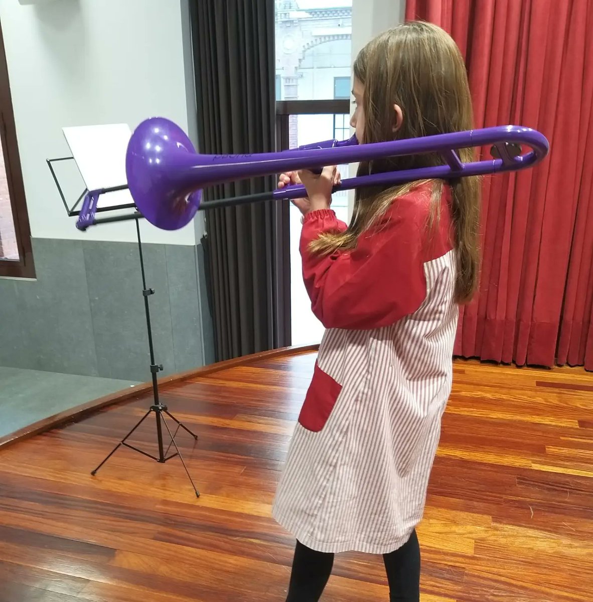 ElCarmeSabadell's tweet photo. Avui, a la classe de música, l'Arlet i la Marina de 4t més la Laura, tutora de 5è, ens han tocat i ensenyat els seus instruments de vent.
#educaciómusical #instrumentsdevent
#intensament https://t.co/PlYy3alo6q