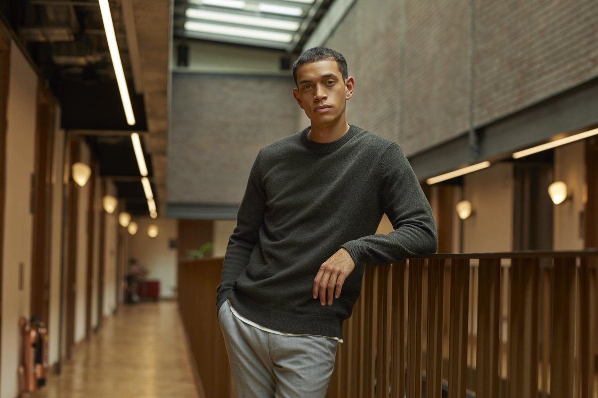 When you have a business meeting at 4pm but drinks at 5pm!🍸  Go from Day-to-night  in the lambs wool jumper and Canaletto suit trousers.🌆 

Shop the look here: 
Jumper: bit.ly/3r4K97i 
Trousers: bit.ly/3KNnQdS