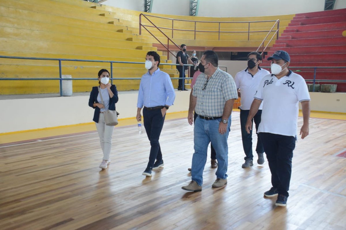 DeporteEc's tweet photo. Coordinador Zonal 4 @horacio_cedeno supervisa el estado de los escenarios deportivos que administra la  Liga Cantonal de Chone.

#JuntosLoLogramos 🇪🇨 https://t.co/xFyex501YA