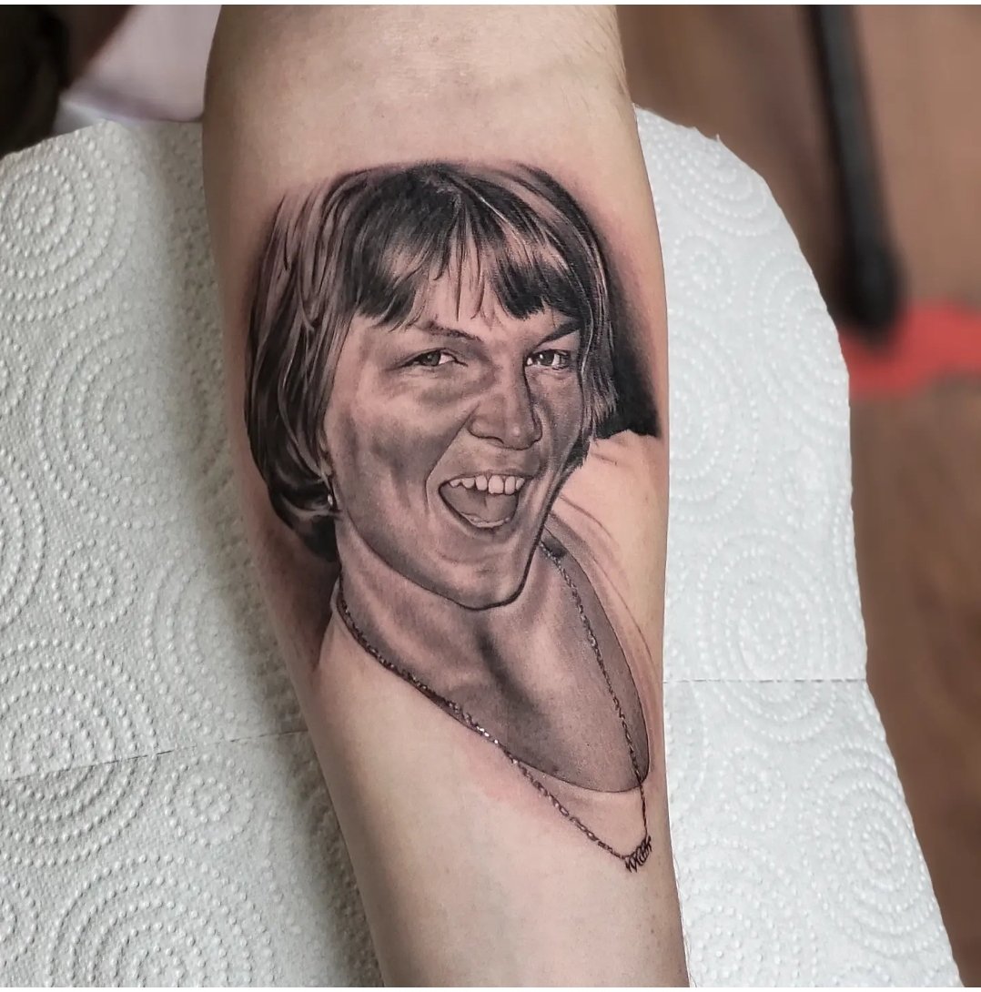 JayTAT2's tweet photo. A tribute to Ryan's mum who sadly passed away when he was just 9 years old.
An absolute pleasure to tattoo.
Best job in the world.
#jayhutton
#adrenalinetattoostudio https://t.co/tYqE42FP6n