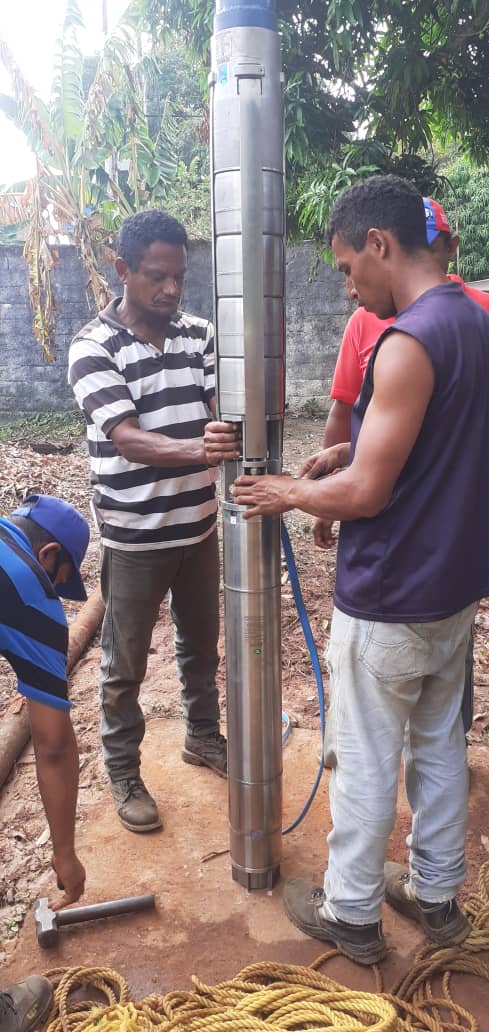 minaguasoficial's tweet photo. @minaguasoficial a través de @hidrollanos1 en sinergia con #INFREA, @corpoelecinfo y el Poder Popular, instaló y puso en marcha un equipo electrosumergible de 30 Hp, en la captación N°21 de la Planta Potabilizadora Achaguas, beneficiando a 50 mil  habitantes de dicho municipio. https://t.co/Xtu4RHzTKQ