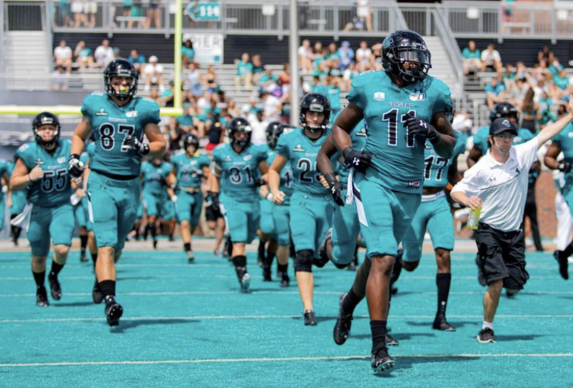 DonteyeDrew's tweet photo. Blessed to receive a offer from Coastal Carolina #BallAtTheBeach  @BallAtTheBeach @CoastalFootball  @coachmiller2525 @tech813coach @TBTFootball @KevinHobbs_DC @GBHick08 https://t.co/e3rqrI3Lqd