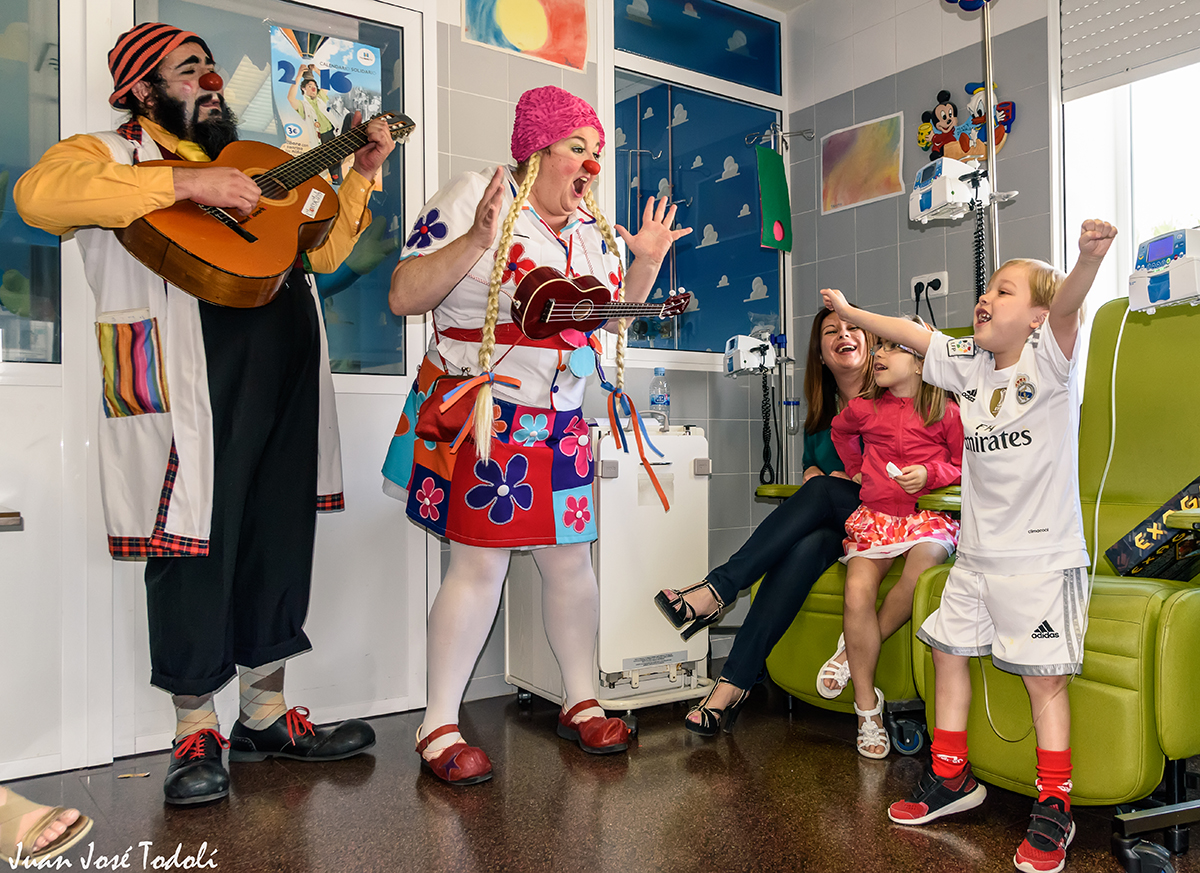payasospital's tweet photo. Nuestra terapia de humor pretende devolver a los niños hospitalizados su condición de niño, ayudando a sus familiares y al personal sanitario a no tratarlo exclusivamente como pacientes. Foto: Juanjo Todolí (Antes de la pandemia). https://t.co/tf4uiWV7zn