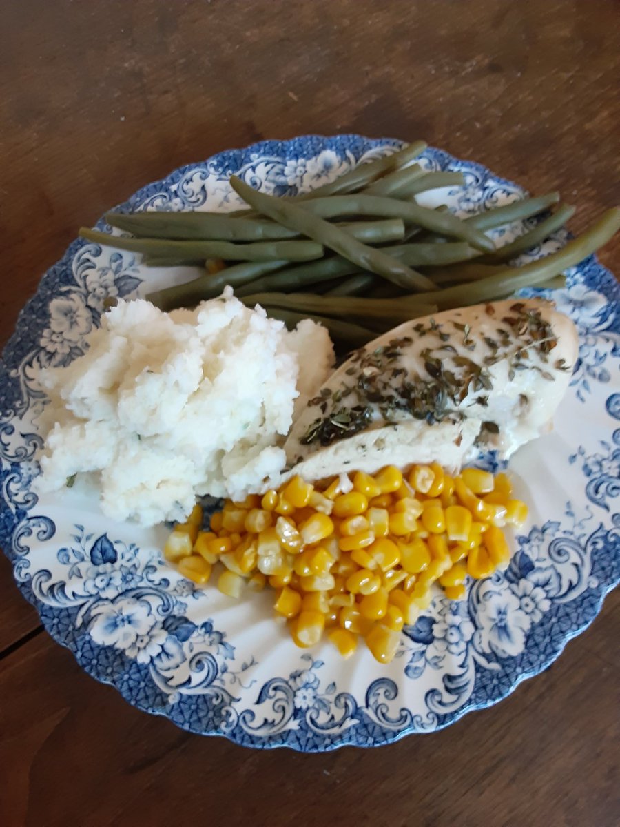 Titmousie2's tweet image. #roastchickenbreast with 
#rosemarythyme
#steamedgreenbeans
#mashedpotatoes with
#freshrosemary and greek yogurt

😊