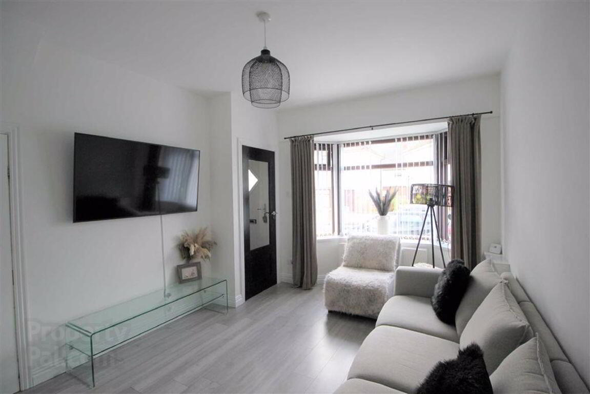 propertypal's tweet photo. If people could stop sharing their Wordle scores for a second and just go look at this class £90k black and white house. PS - I got it in two today, just saying. 
>>> https://t.co/0ryHSwIApl https://t.co/nJoOsv2Smb