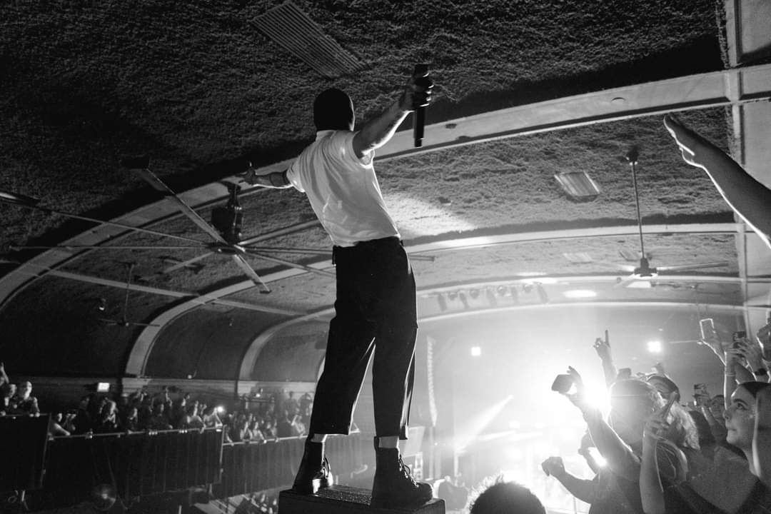 tyler joseph has a peaceful and beautiful voice, he saved my life with his sweet melodies 💓