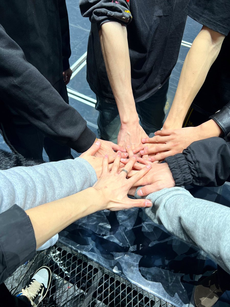 rendezvousxx_'s tweet photo. ⋆｡˚ ☁︎ ˚｡⋆｡˚☽˚｡⋆ 
#기억해_이순간의_127데이 
#HAPPY127DAY 
#NCT127DAY

흘러가는 모든 것들에게서 변하지 않은 것은 없다
그중에 꼭 하나는 예외가 있더라
그 예외는 우리였으면 좋겠다
아주 긴 시간 동안, 우리는 우리였음 좋겠다

(우리는 우리였음 좋겠다, 백가희) https://t.co/AYOFI2EeJG