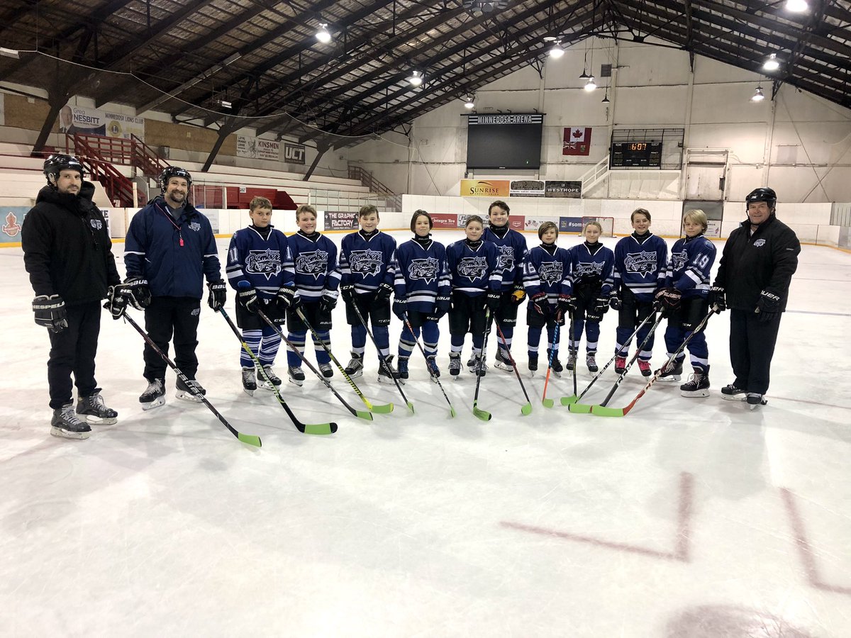 Minnedosa Bombers U13 spent time before practice last night chatting together about mental health <a href="/hockeymanitoba/">Hockey Manitoba</a> #buddycheckforJesseMB Awesome to see these coaches &amp; players making support, awareness, teamwork &amp; acceptance a priority! #buddycheckforjesse #mentalhealthmatters