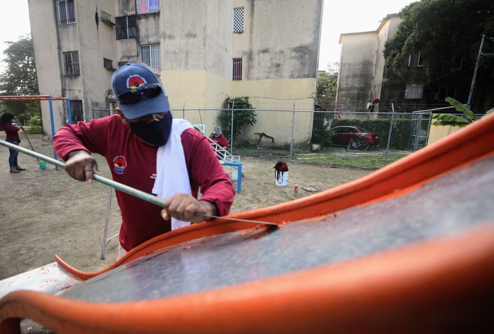 ServPublicosBj's tweet photo. Continuamos trabajando y mejorando las áreas públicas en beneficio de todos los ciudadanos benitojuarenses. 👨👩👧👦✔️
Las #BrigadasPorCancún realizan pintura de juegos infantiles 🎨 en parque de la #SM50, fraccionamiento Frambollanes.
#TrabajamosParaTi #TierraDeEsperanza https://t.co/PtpgnDF1QD