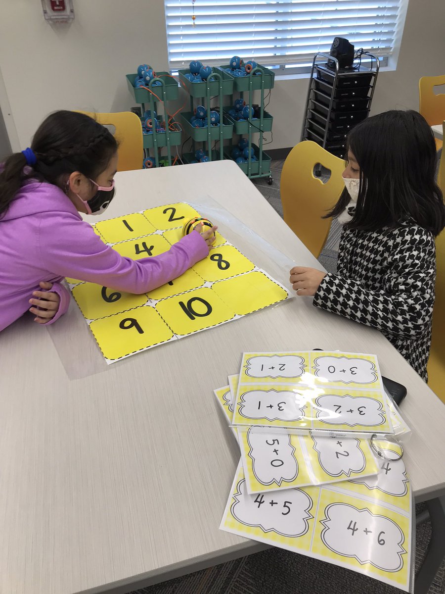 ROSAMrsEller's tweet photo. 2nd grade students in Mrs. McCart’s class are using technology to practice important math concepts today! #EngageCreateSOAR @ROSArockets https://t.co/PYc1fGt2hl