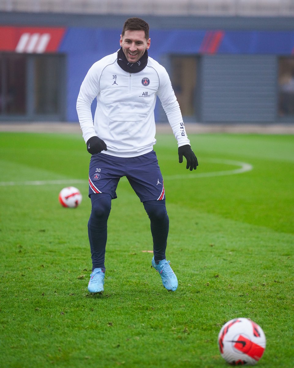 PSG_espanol's tweet photo. LEO 🤩❤️💙 https://t.co/ElSaro4LM5