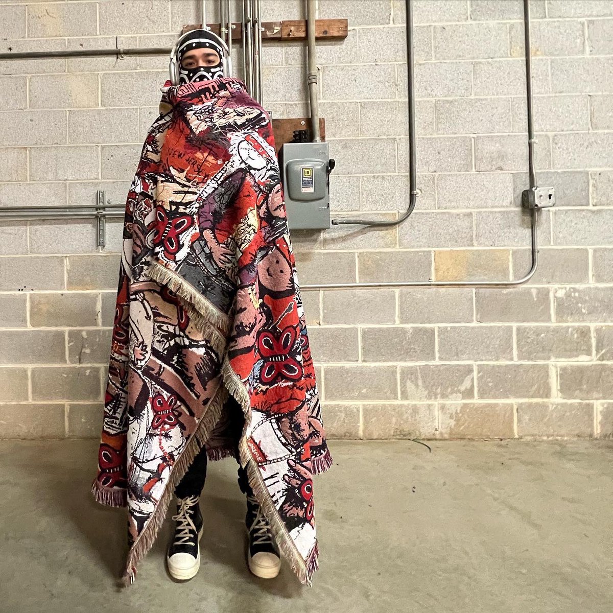 kodone's tweet photo. red / blue 

(60” x 80” collage blankets)

otw. 

🛸🛸🛸 https://t.co/r7WNpk3Qro