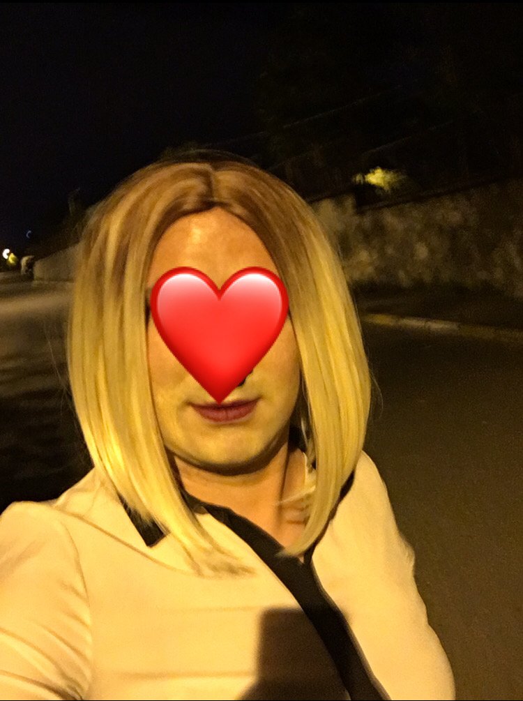 Dışarda ilk kez sosyalleştiğim bir geceydi. ilk ez başka birinin arabasıyla gezmiştim. Sarı peruğum, beyaz gömleğim, bordo rujum, siyah sutyenim ve tabiki kırmızı çantamlaydım.