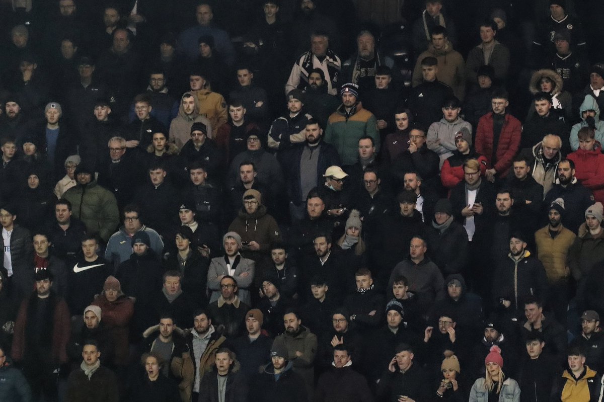 SwansOfficial's tweet photo. 📸 𝐅𝐀𝐍 𝐆𝐀𝐋𝐋𝐄𝐑𝐘

Amazing support as always, Jack Army  🤍🖤

👉 https://t.co/UBxe5azDE6

@MinofFurniture | #Swans https://t.co/nDBgPyE7iZ