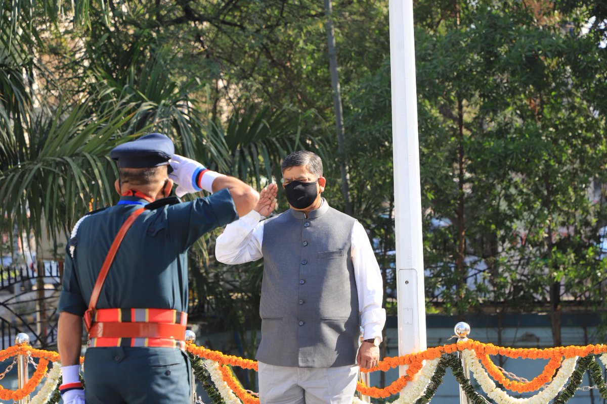 IncomeTaxGuj's tweet photo. 73वें गणतंत्र दिवस के अवसर पर श्री. रवींद्र कुमार, Pr.CCIT, गुजरात ने राष्ट्रीय ध्वज फहराया और गणतंत्र दिवस पर भाषण दिया। अधिकारियों/कर्मचारियों द्वारा कोविड की सभी सावधानियों को ध्यान में रखते हुए गणतंत्र दिवस, देशभक्ति के उत्साह और भावना के साथ मनाया गया। @IncomeTaxIndia https://t.co/QmoBDROXxC