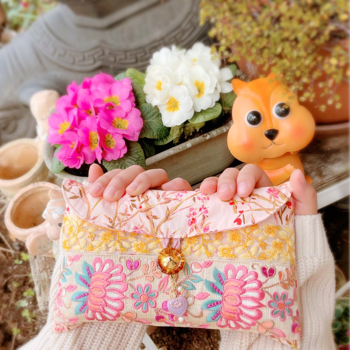 104_ss92's tweet photo. こんばんは( ¨̮ )
お久しぶりです🦊

本日やっと、
夢だったハンドメイド品の販売を開始出来ました。

作品は #minne で販売しています。
インスタの方にのせていくので気になった方、向こうでも仲良くして下さる方はご登録お願いいたします♡🥰

#minne_new 
#ハンドメイド 
#御朱印ガール https://t.co/e6AOqgwL0y