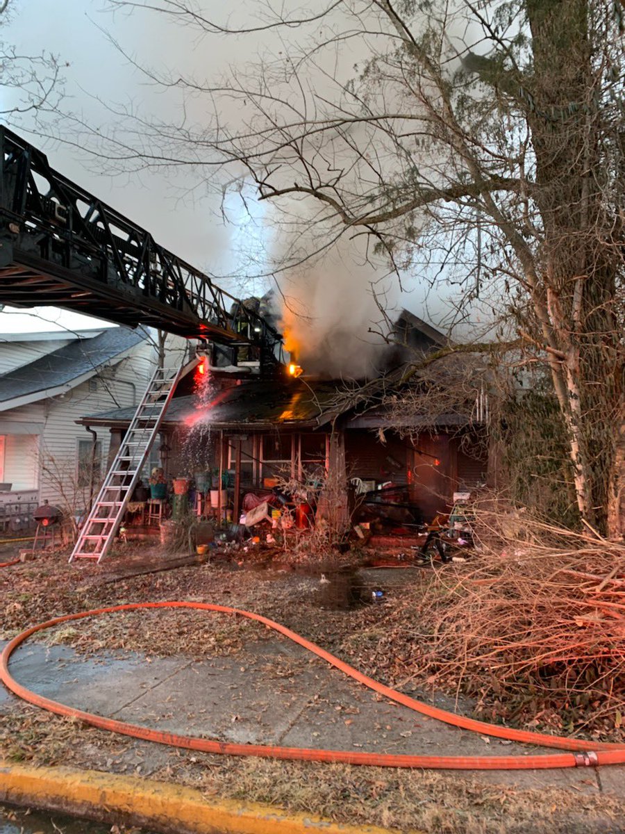 bgkyfire's tweet photo. BGFD was dispatched at 6:30 for a structure fire at 12th and Park. Units arrived with heavy smoke showing. 8 units are on scene. We have the roads blocked; please avoid the area. https://t.co/c9pL3tLLgg
