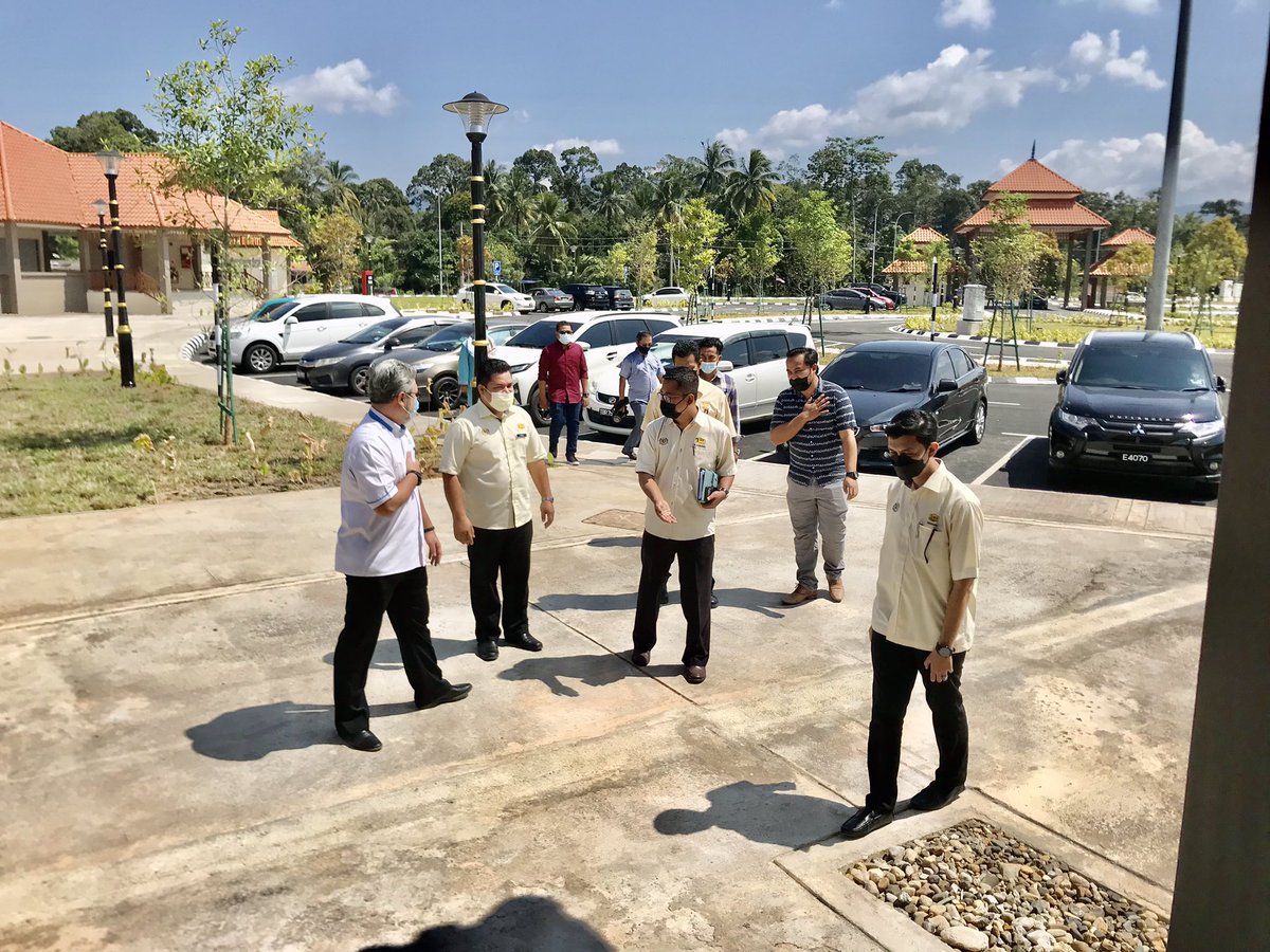 jkrbesut's tweet photo. Majlis Penyerahan 6 in 1 bagi projek Agro Recreation Kg Darau oleh Timbalan Pengarah Pembangunan @JKRTerengganu  @HasliJKR kepada Timbalan Pengarah Perancang Ekonomi Pembangunan Terengganu.
#jkrmalaysia #jasakepadarakyat
@yusufghani200 @MohdIzainudin @MahzanNik @IbrahimBinMatA1 https://t.co/GDxZP5B7jn