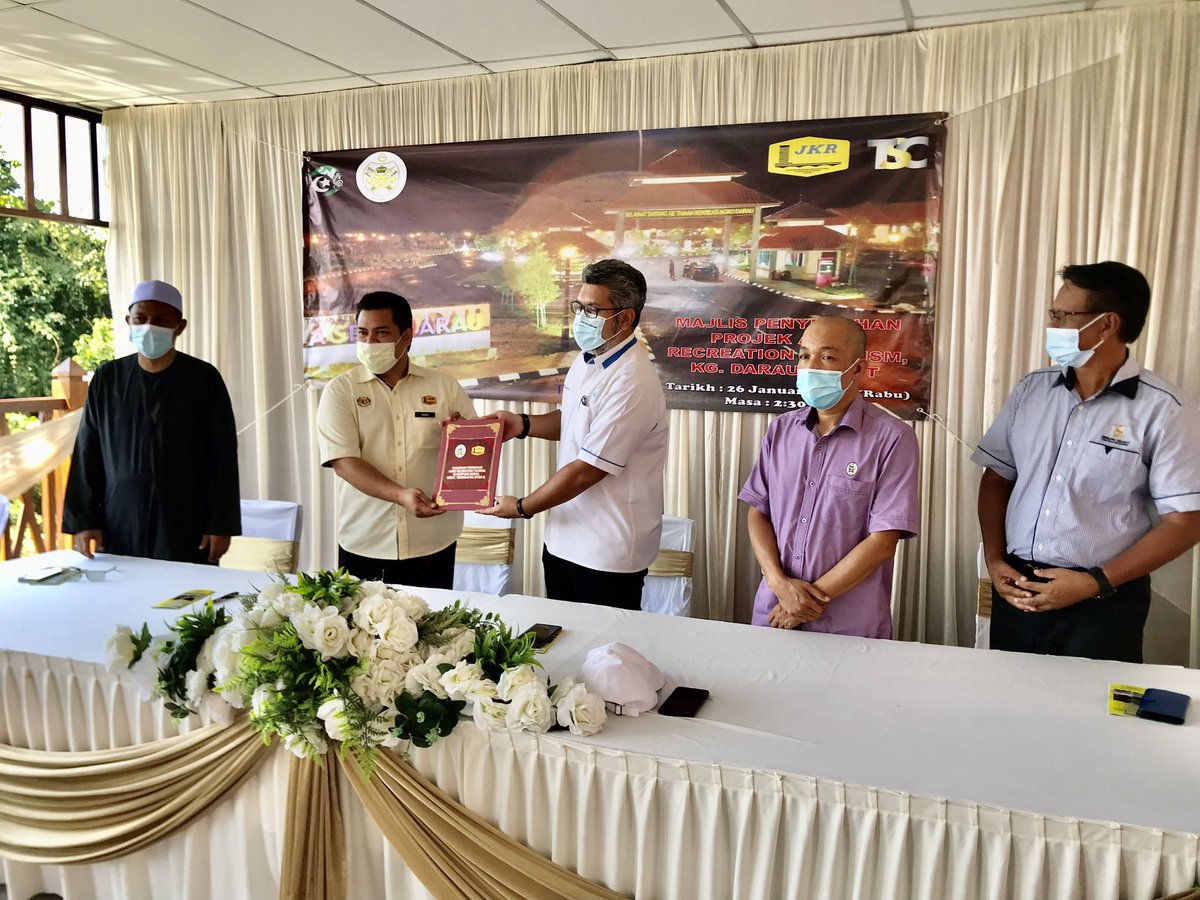 jkrbesut's tweet photo. Majlis Penyerahan 6 in 1 bagi projek Agro Recreation Kg Darau oleh Timbalan Pengarah Pembangunan @JKRTerengganu  @HasliJKR kepada Timbalan Pengarah Perancang Ekonomi Pembangunan Terengganu.
#jkrmalaysia #jasakepadarakyat
@yusufghani200 @MohdIzainudin @MahzanNik @IbrahimBinMatA1 https://t.co/GDxZP5B7jn