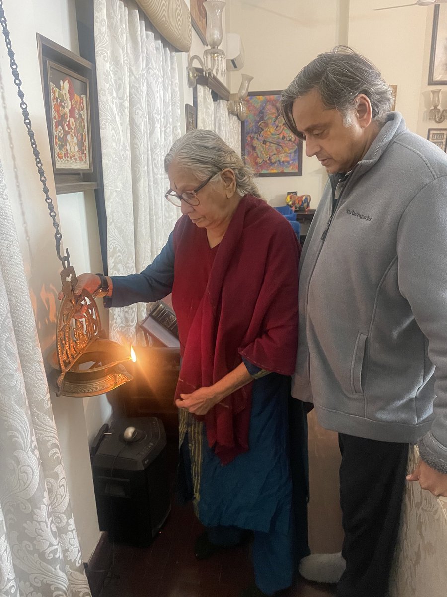 ShashiTharoor's tweet photo. Joined my mother in lighting a lamp to honour #AmarJawanJyoti. #WeWillNotRetreat https://t.co/NXwfLnosEj
