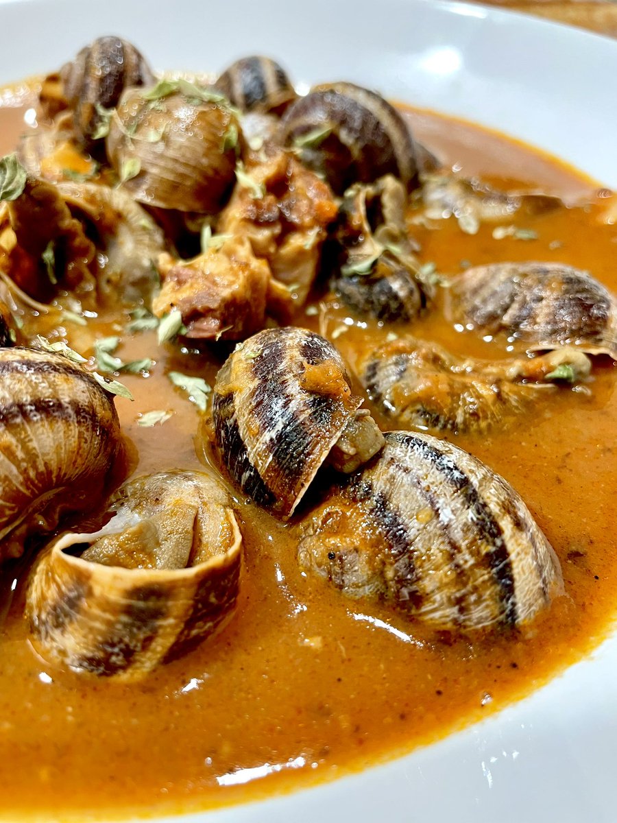 Me han traído una ración de caracoles de <a href="/CaracolCadalso/">CARACOL DE CADALSO</a> en el <a href="/MVallehermoso/">Mercado Vallehermoso</a> que son una maravilla.

Me he apretado media barra mojando esa salsa y chuperreteado bien cada caracol. Así sí!