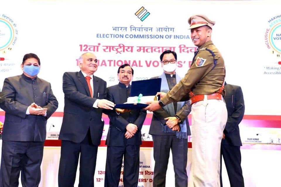Sumitadutta13's tweet photo. 🇧🇴Sincerity &amp; hard work , combined with “ innovative thinking “ &amp; ‘out - of- box’ ideas , ARE recognised!!👍

🌟One such example…🌝 https://t.co/qI8pJ4SkME
