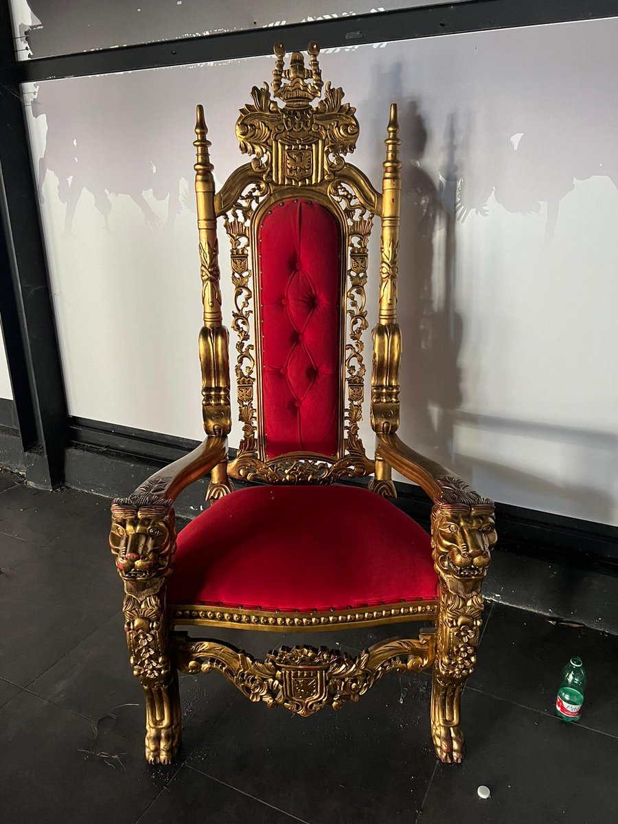 antonioarzillo's tweet photo. #Castellammare una discoteca ieri dei clan, oggi un bene confiscato. Nei luoghi della #criminalità riscontro sempre arredi kitsch, mobili cafonal come usciti dal film Scarface o da una puntata di Gomorra
Sconfiggere la camorra significa anche questo: demolire i suoi simboli https://t.co/c15a1yfBUn