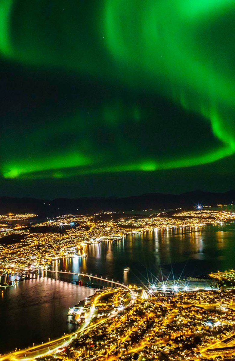 sergietevcf's tweet photo. Quién no se iría a ver estas preciosidades ,Que belleza!!Auroras Boreales😍🥰💫✨
#FelizMiercoles 
#LugaresConEncanto
#MisLugaresFavoritos https://t.co/lztKj6ezny