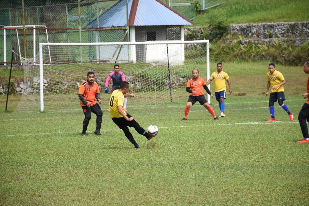 KBMkTL's tweet photo. BINTARA JUARA LAGI⚽. Perlawanan persahabatan Bola Sepak diantara Tim Pegawai MkTL dan Tim Bintara MkTL dengan memperlihatkan  Tim Pegawai sukar menggugat kemaraan Tim Bintara  dengan keputusan kemenangan 3-2. Tahniah Diucapkan. https://t.co/NM5inD4Hdj