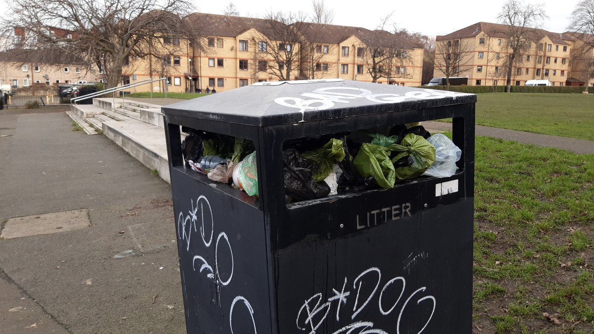 Fo_MSP's tweet photo. @edinhelp Can you help us? Bins overflowing with dog poo bags:) Thanks! https://t.co/DGYO15yqRN