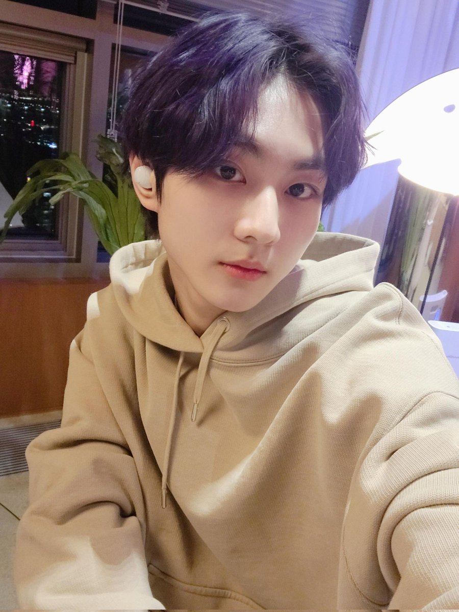 0105LUVBOT's tweet photo. WONIEE CAME HOMEEE https://t.co/KxotaMCErJ