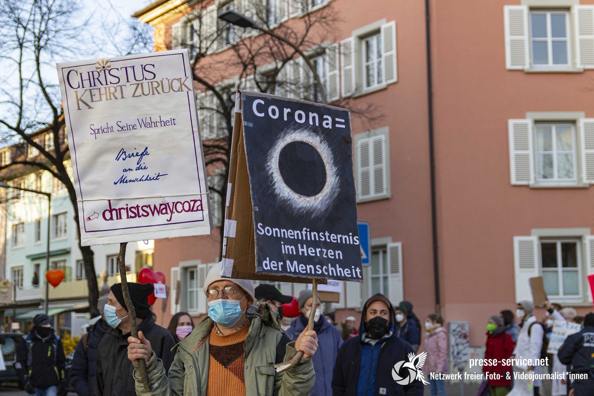 PresseWien's tweet photo. Am 22.01.22 fand in Freiburg im Breisgau eine Demonstration mit rund 5500 Personen gegen die Corona-Maßnahmen und die Impfpflicht statt. Zur Demonstration aufgerufen hat die Plattform „Freisein Freiburg“, die sich personell mit "Aktivist*innen" von „Querdenken763“ überschneidet. https://t.co/2kFIh7KMnQ