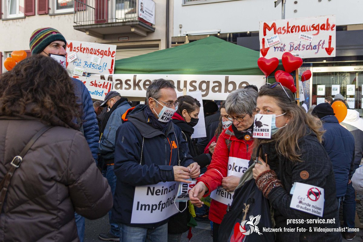 PresseWien's tweet photo. Am 22.01.22 fand in Freiburg im Breisgau eine Demonstration mit rund 5500 Personen gegen die Corona-Maßnahmen und die Impfpflicht statt. Zur Demonstration aufgerufen hat die Plattform „Freisein Freiburg“, die sich personell mit "Aktivist*innen" von „Querdenken763“ überschneidet. https://t.co/2kFIh7KMnQ