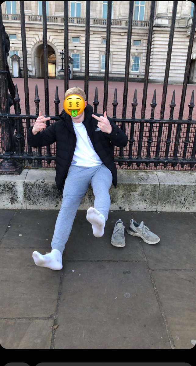 MasterGary12's tweet photo. You worship the queen you worship me, your getting drained #alpha #findem #pathetic #beta https://t.co/E7LxBuZE5h
