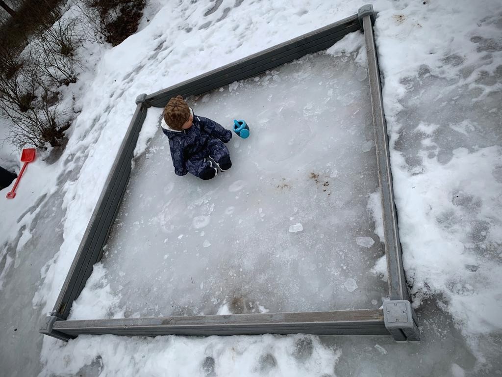 Meanwhile in #Finland: the playgrounds are turning into ice rinks but even the smallest #Finns dig getting some fresh air every day, regardless of the weather!