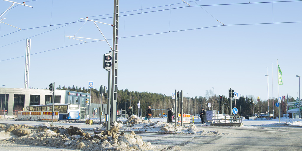 Huomaa uudet liikennevalot, kun liikut Kalevassa itäpään liikekeskusten ja ratikkapysäkin lähellä. Rieväkadun ja Sarvijaakonkadun risteysalueella on otettu käyttöön uusi liikennevalojärjestelmä turvallisuuden ja
sujuvuuden parantamiseksi.

bit.ly/3o0TmeO

#Tampere