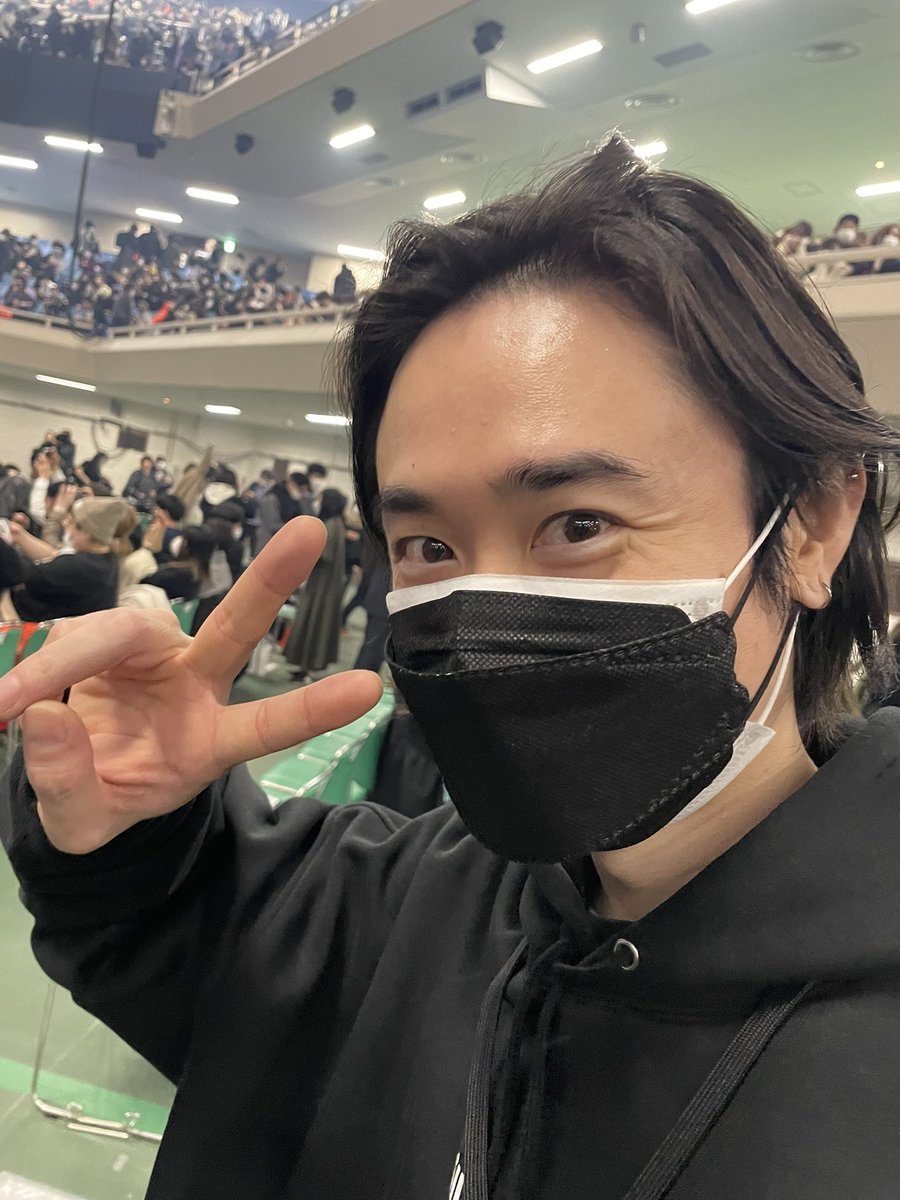 masaurara's tweet photo. 武道館、音めちゃ良かった。場所も大事、機材も大事、でもやっぱり人だなぁと感じた二日間でした。残すはあと二日。武道館に来られない人にもしっかり届けられるよう、二日間しっかり仕込みます！(終わったあとこうなってもらえますように！)#サカナクション　#アダプトTOUR https://t.co/aQMvbFpKCy