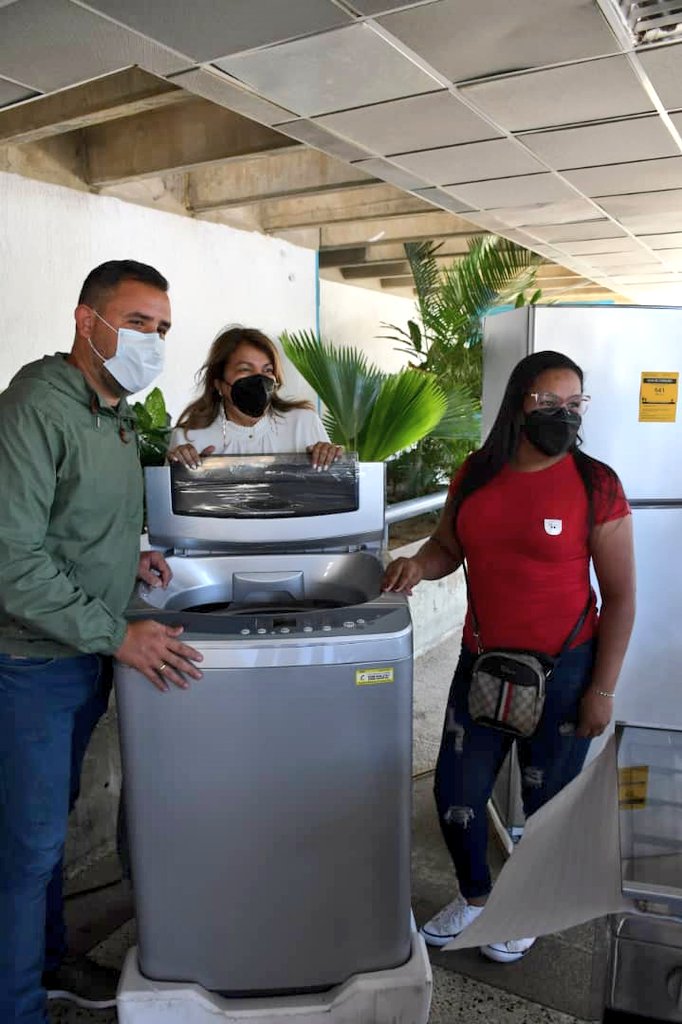 IpasmeOficial's tweet photo. #EnFotos 📷 | Desde el @AnzIpasme, la Min. @_LaAvanzadora junto a la Pdta. de la Junta Administradora @laraydv entregaron productos del programa "Mi Casa Bien Equipada", a los docentes del edo. Anzoátegui.

@MPPEDUCACION

#SomosPuebloInvencible https://t.co/dyridYomr7