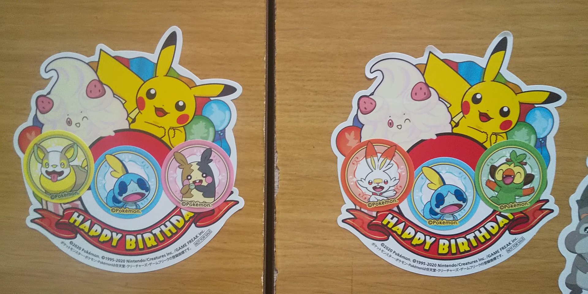 オズワルド 今年もポケセン名古屋で誕生日イベントに参加 左が今年もらったシールで 右が去年 鉄道が混まないうちに行ってきた しかしカードゲームのパックが無いという 転売ヤーが買い占めてるという噂は本当の事なのか カードは何年も前にやめたけど