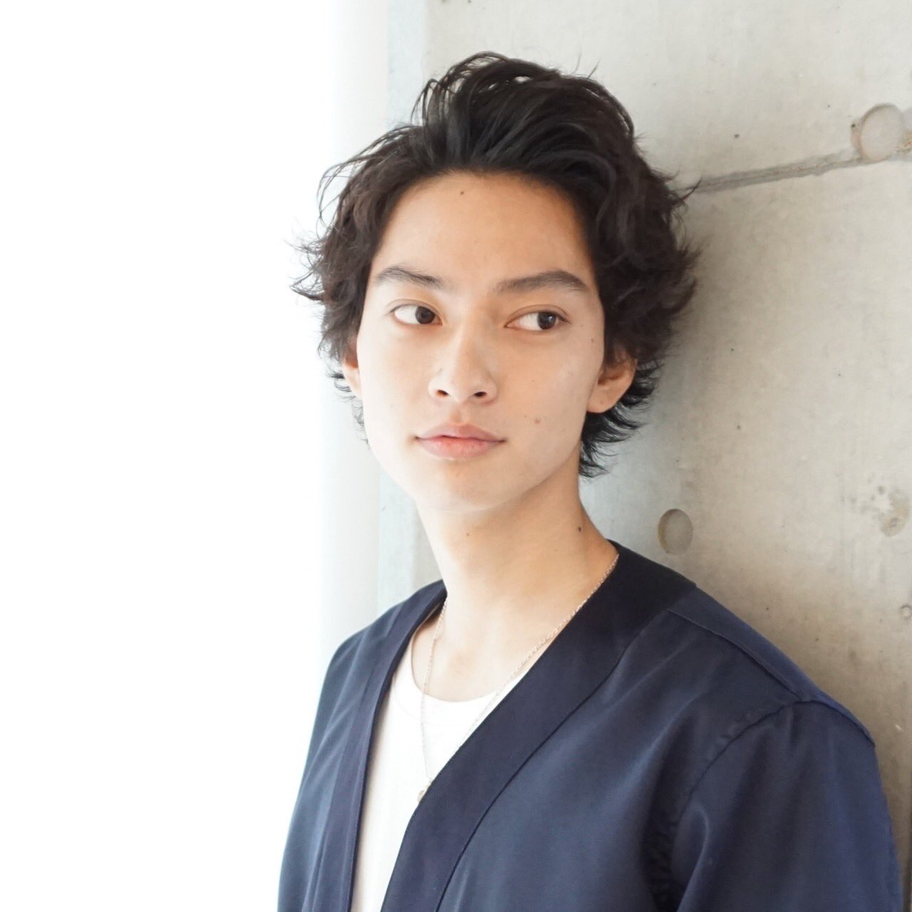 Mailo マイロ 原宿表参道美容室 七三のかきあげスタイルが ワイルドでかっこいい パーマをかけることで 雰囲気アップも間違いなしです メンズヘア メンズミディアム ミディアムパーマ 無造作ショート 無造作パーマ パーマ男子 簡単スタイリング