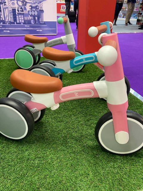 VERY sweet and stylish tiny-toddler balance bikes from <a href="/Hapetoys/">Hape</a> #WishIWasSmallEnough <a href="/toyfairuk/">Toy Fair</a>