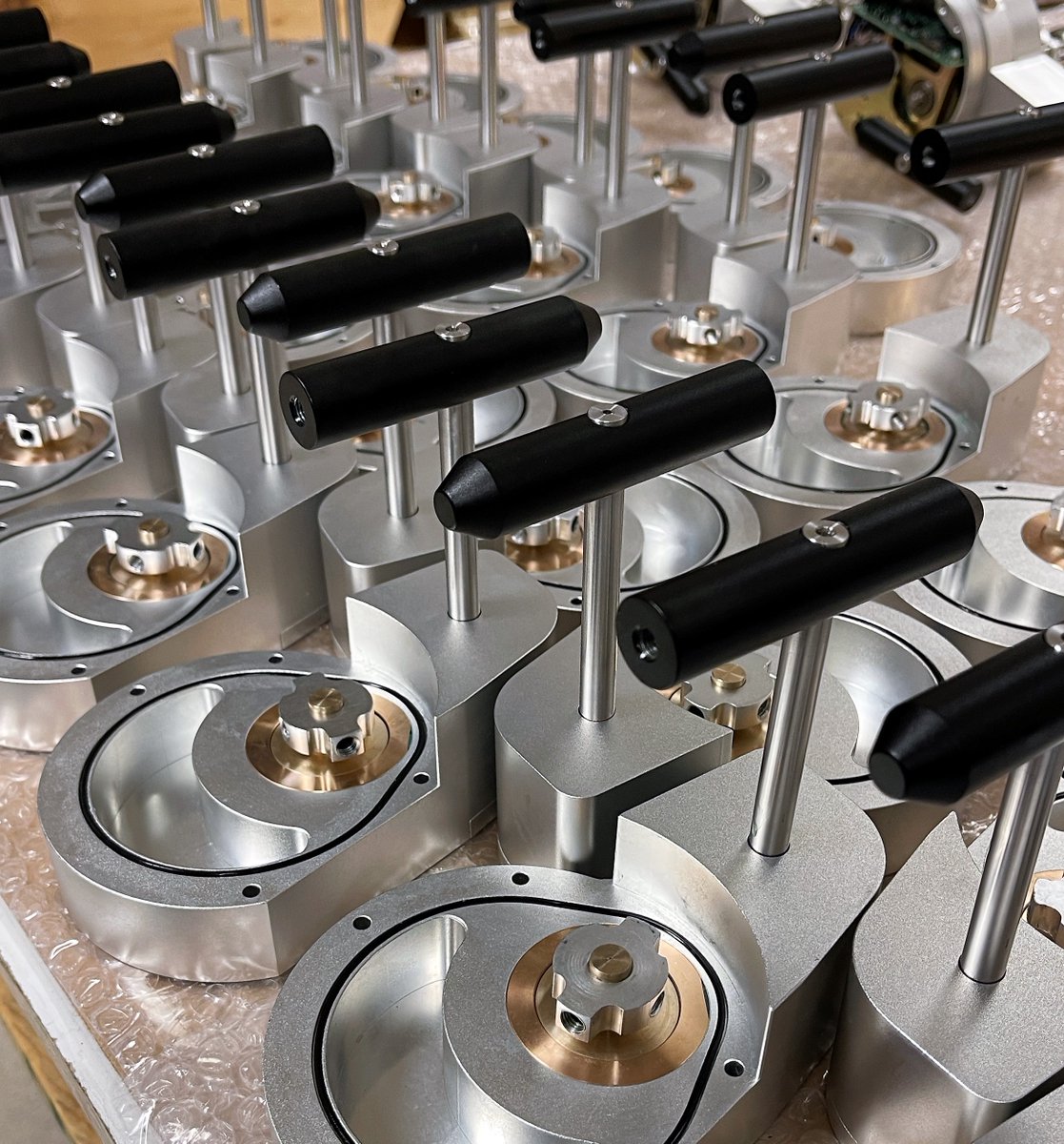 Hanbay_Inc's tweet photo. A brand new batch of automated Sentry VREL control valves are ready to go! Equipped with manual overrides for power outages or maintenance shutdowns #proudlycanadian #hazloc #actuators #valves https://t.co/gAsVgEeo43