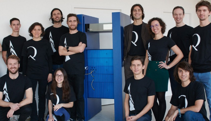 sbisconte's tweet photo. Portrait 💁‍♂️ Fondée par 3 chercheurs du CNRS, @Quandela_SAS, startup française 🇫🇷 spécialisée dans la photonique, projette la mise à disposition de son ordinateur quantique cette année. Retour sur le parcours de cette entreprise atypique 👉 https://t.co/xjgs6ainXJ #BigMédia https://t.co/95YNsTmysk
