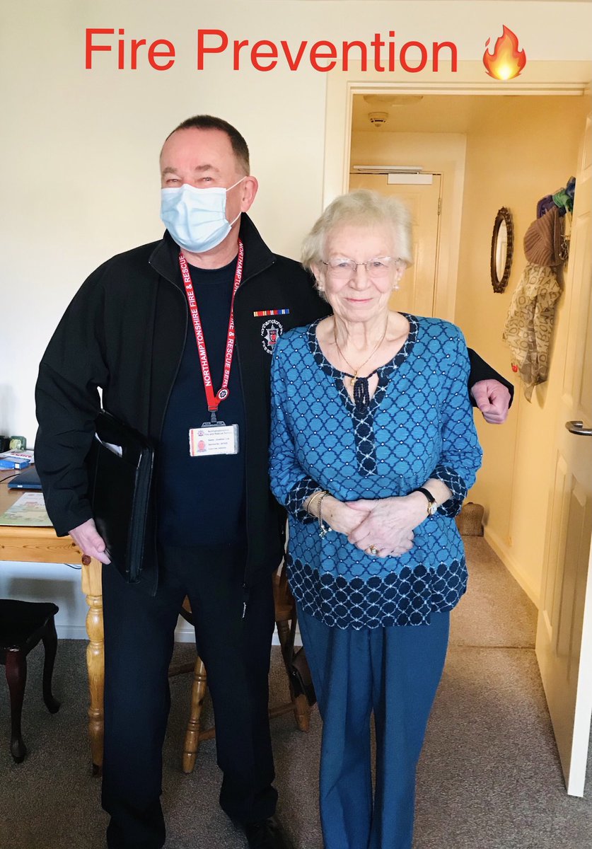 annmarielawson1's tweet photo. It’s tough living with #alzheimers Isobel burned food causing smoke damage #frightening Today Jonathan @northantsfire visited her to give #fireprevention advice with #respect and #kindness @FireChiefNhants @LisaBryanNFRS you have the best #PreventionTeam ever https://t.co/1Jdgji81O5