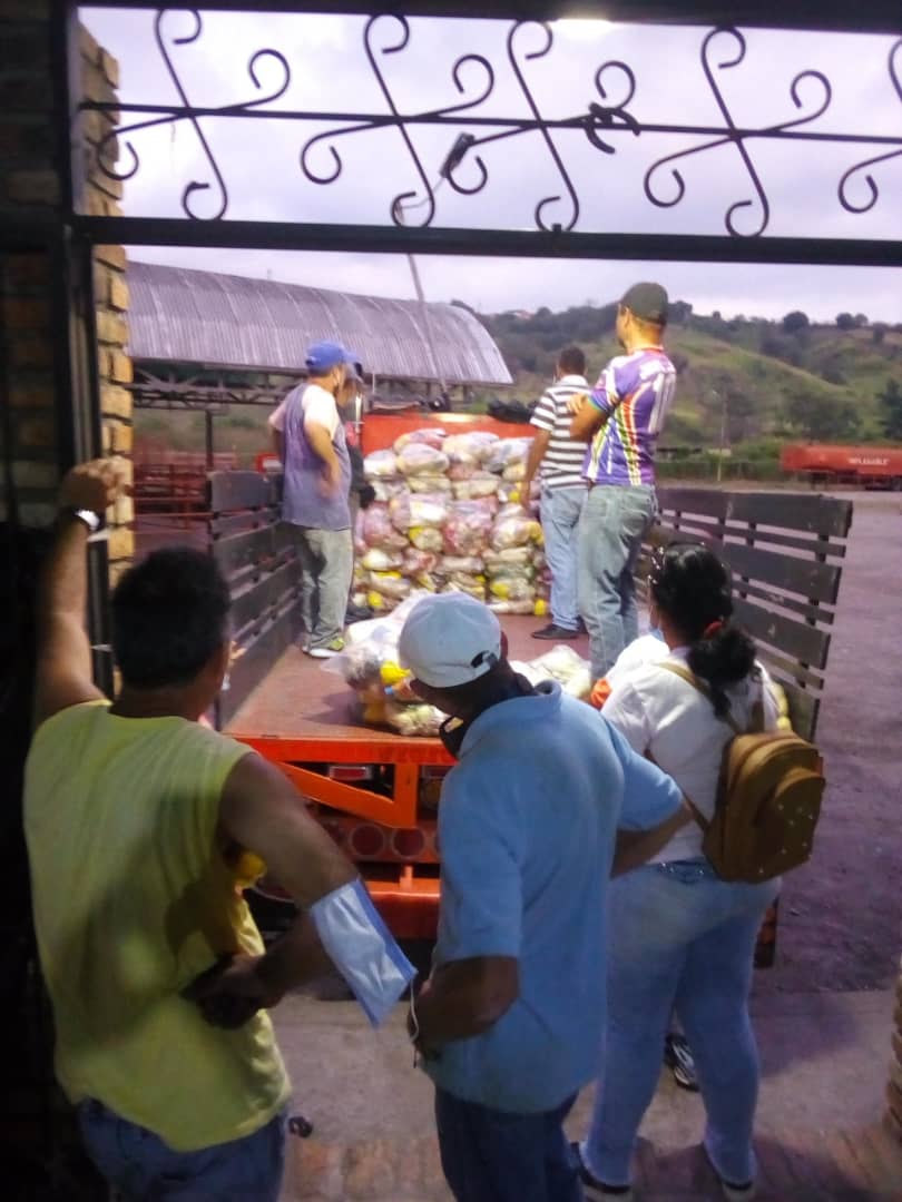 ClapLomas's tweet photo. Hoy fue posible la entrega del beneficio del CLAP a la comunidad de LOMAS BLANCAs (parte media) Con alegría y entusiasmo el Jefe de Comunidad, Estructura y Líderes de Calle le damos las gracias a todos los que hacen posible la entrega de este gran beneficio. Dios les bendiga... https://t.co/qtNlDcUT1f