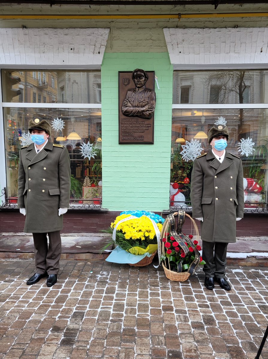 Geroika's tweet photo. У Києві, на фасаді будинку №21/20а по вулиці Ярославів Вал, урочисто відкрили меморіальну дошку видатному розвіднику УНР полковнику Миколі Красовському. Барельєф, роботи столичного скульптора Олександра Михайлицького, встановлено зусиллями Служби зовнішньої розвідки України. https://t.co/0MWDjbtfAS