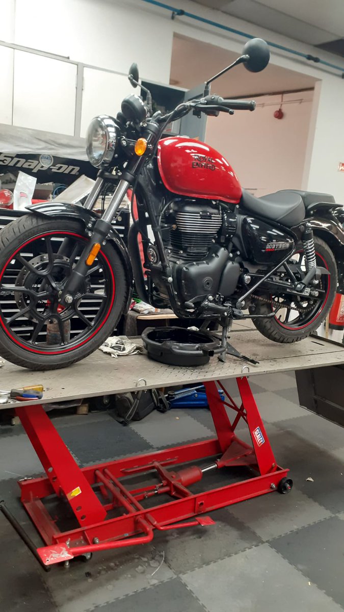 MSMotorcycles's tweet photo. Busy servicing department today,  a Royal Enfield Meteor getting a first service. https://t.co/izBFr1hMgu