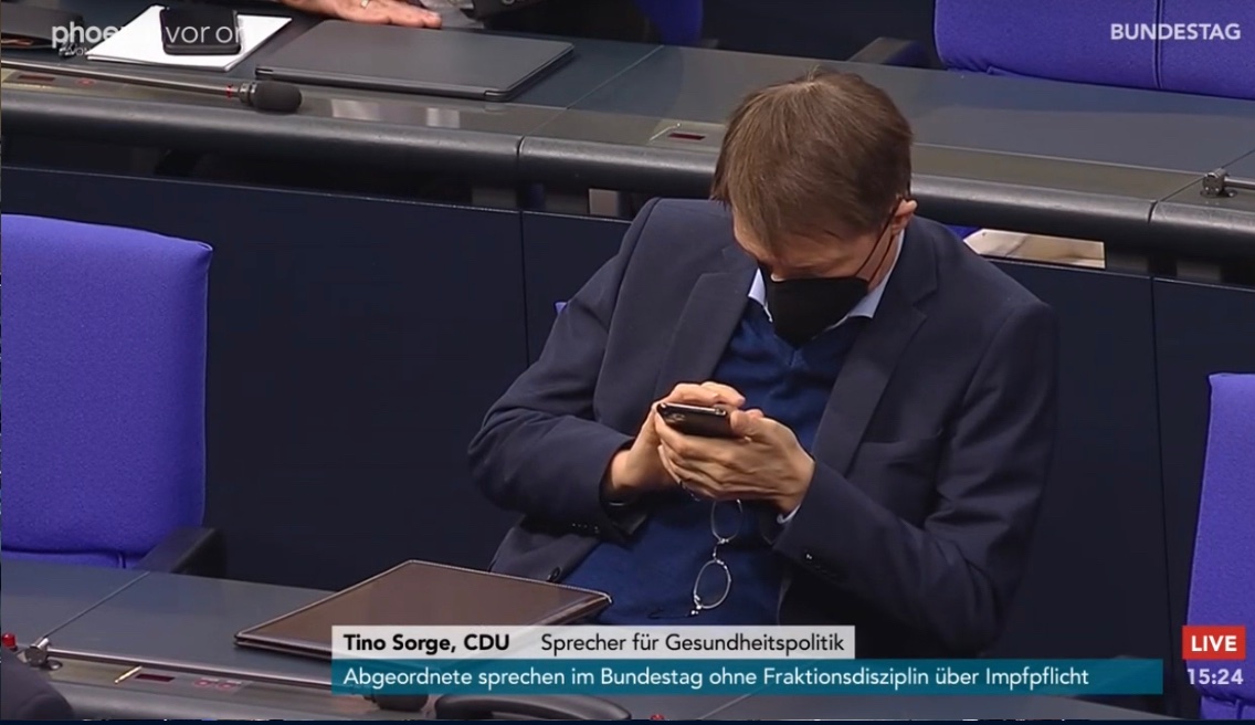 JochenBittner's tweet photo. Regierungsvertreter und Abgeordnete sitzen im Bundestag, um zuzuhören und zu debattieren.
Was ist es eigentlich für eine Respektlosigkeit ggü den Wählern und demokratischen Prinzipien, stattdessen auf Handies rumzudaddeln? #Impfpflicht https://t.co/FMYFdIf017