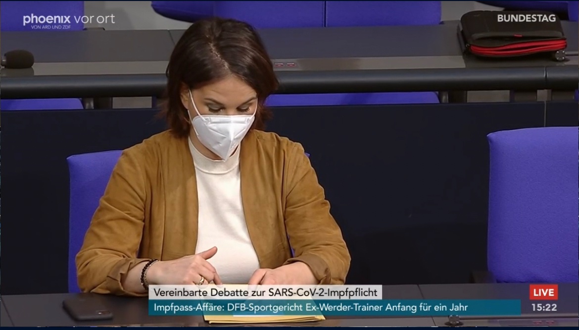 JochenBittner's tweet photo. Regierungsvertreter und Abgeordnete sitzen im Bundestag, um zuzuhören und zu debattieren.
Was ist es eigentlich für eine Respektlosigkeit ggü den Wählern und demokratischen Prinzipien, stattdessen auf Handies rumzudaddeln? #Impfpflicht https://t.co/FMYFdIf017
