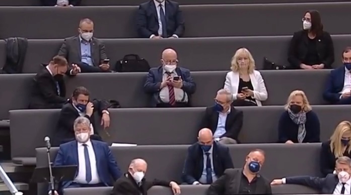 JochenBittner's tweet photo. Regierungsvertreter und Abgeordnete sitzen im Bundestag, um zuzuhören und zu debattieren.
Was ist es eigentlich für eine Respektlosigkeit ggü den Wählern und demokratischen Prinzipien, stattdessen auf Handies rumzudaddeln? #Impfpflicht https://t.co/FMYFdIf017